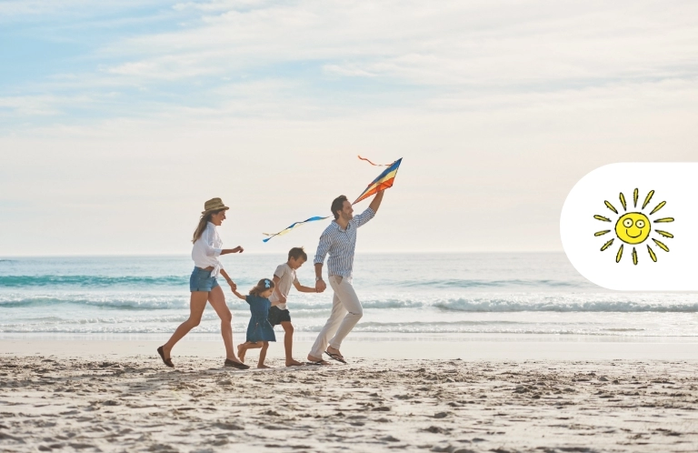 ludzie na plaży puszczają latawiec