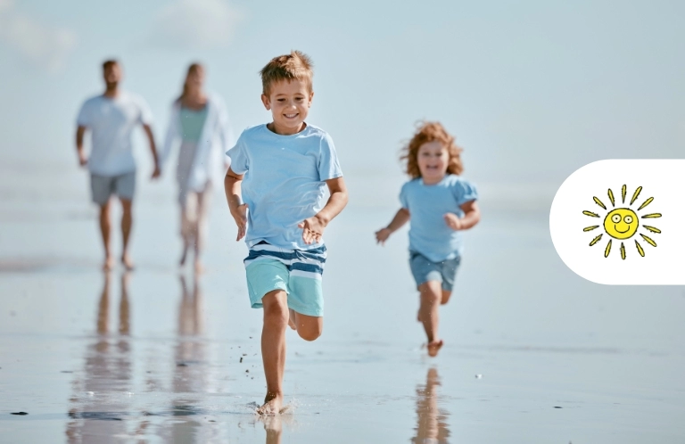 dzieci biegną po wodzie