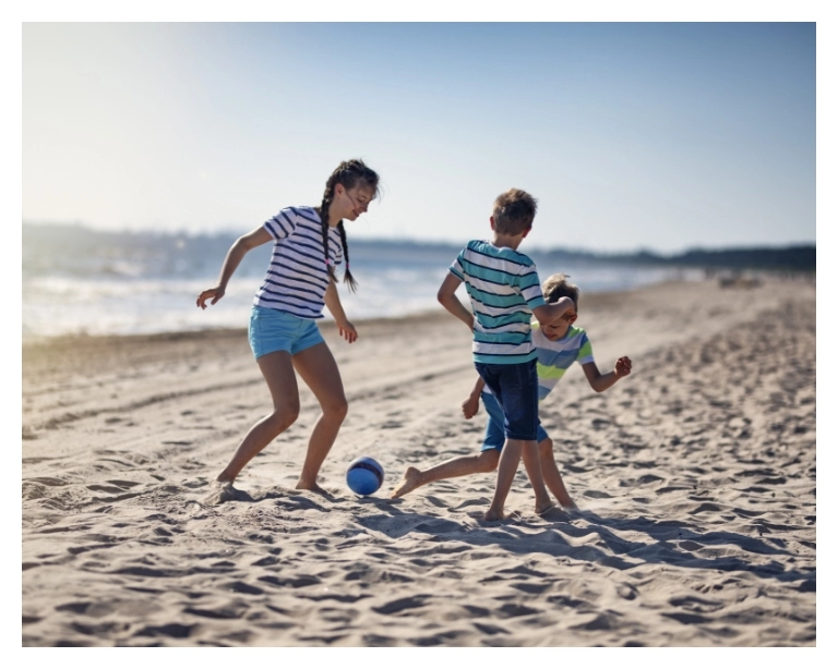 dzieci na plaży